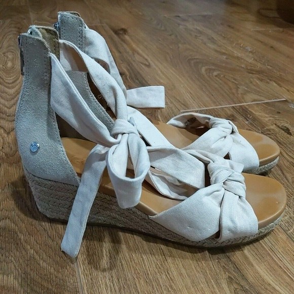 Ugg Women's Yarrow Wedge Heel Strappy Bow Sandal Natural Beige Canvas Size 7.5 - Picture 2 of 8